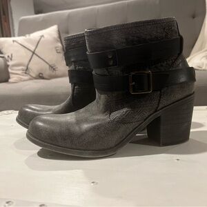 Roxy Gray Ankle Boots